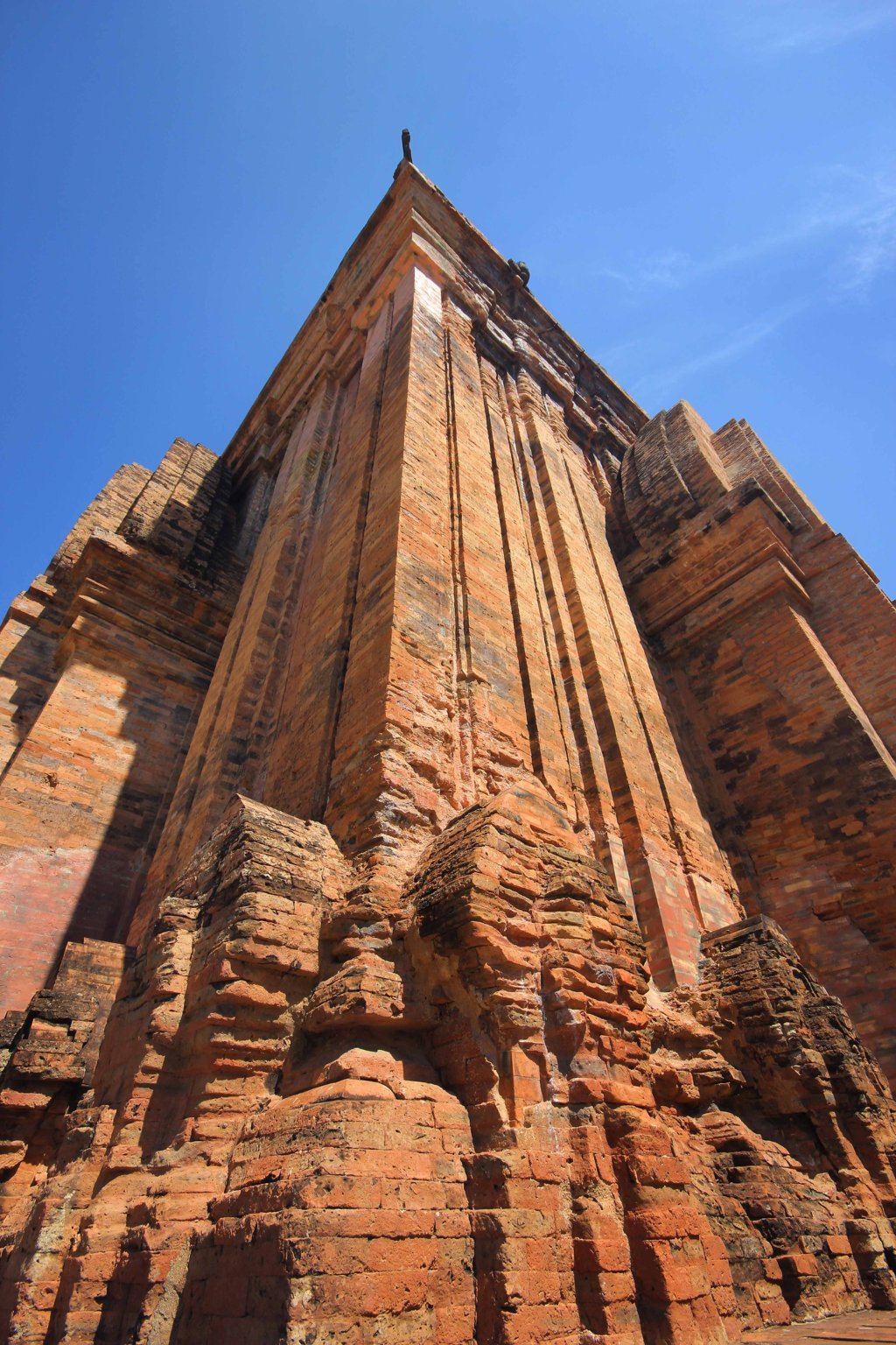 Mặt ngoài của tháp, gạch trang trí hoa văn hình vòm tháp, trông như chiếc tháp nhỏ đặt lên một tháp lớn.